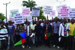 Drama as ‘rented crowd’ storm EFCC office for ‘Mama Peace’