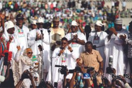El-rufai Under Fire For Kneeling To Beg Voters Over Yahaya Bello