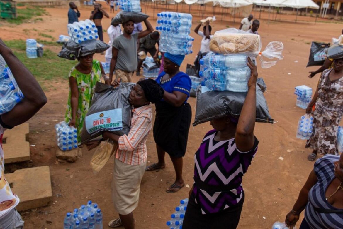 Some women with their -19 food palliatives in Nigeria / Photo credit: businessday.ng