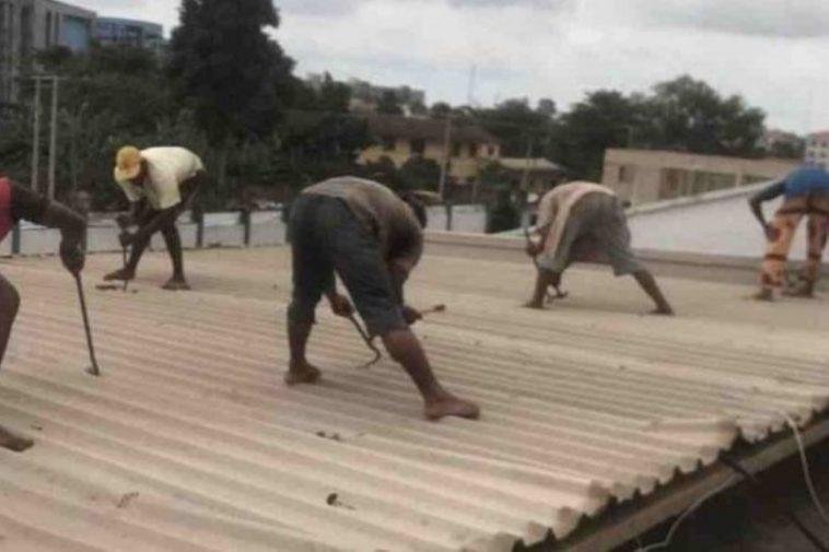 Men removing the Edo State House of Assembly on Thursday / Photo credit: theeagleonline.com.ng