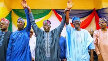 The raising of Sanwo-Olu’s hand by Tinubu was preceded by a motion moved by the Vice Chairman of APC (Lagos East), Mrs. Saidat Oladunjoye, for open endorsement of the governor by the party’s leadership / Photo credit: NAN